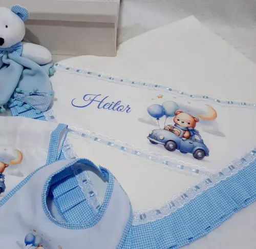 Kit Presente para bebê Ursinho Motorista: manta, babeiro, babita
