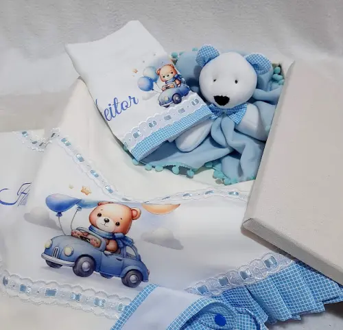 Kit Presente para bebê Ursinho Motorista: manta, babeiro, babita
