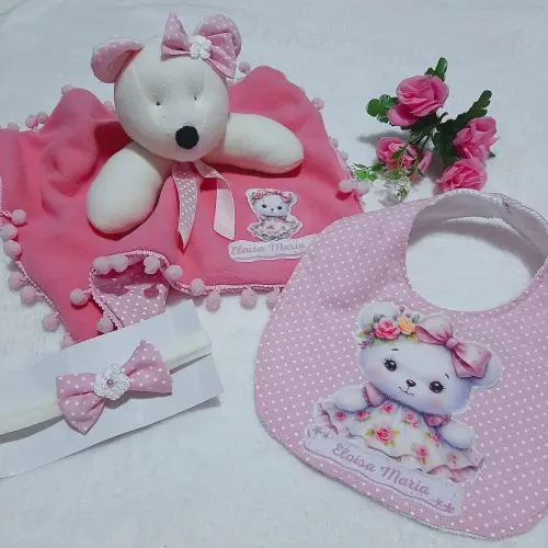 Kit presente personalizado: babeiro, naninha e laço de cabelo Ursinha Rosa