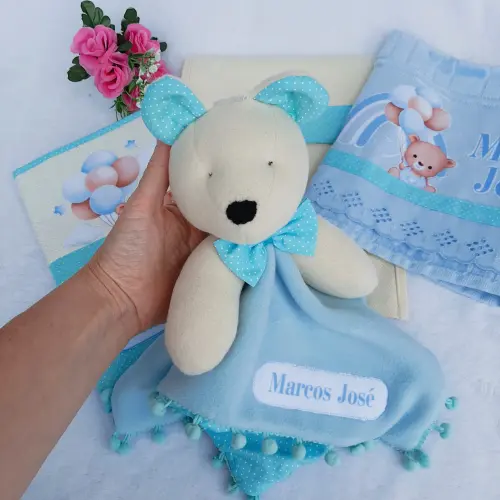 Kit presente para bebê personalizado: naninha, toalhinha e capa para caderneta de vacinação