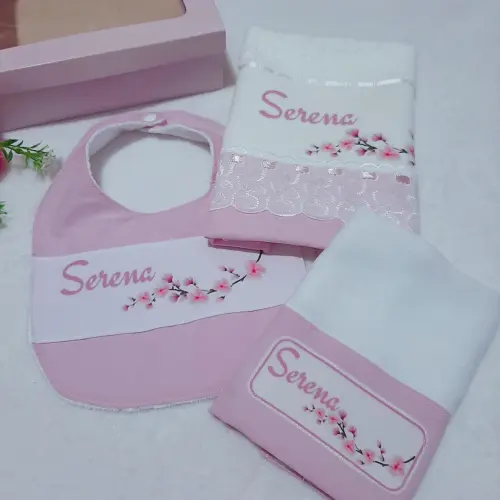 Kit presente personalizado: babeiro, babita e toalhinha Flor de Laranjeira