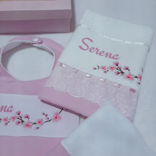 Kit presente personalizado: babeiro, babita e toalhinha Flor de L