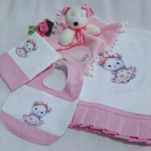 Kit Presente para bebê Ursinha Delicada: manta, babeiro, babita e naninha