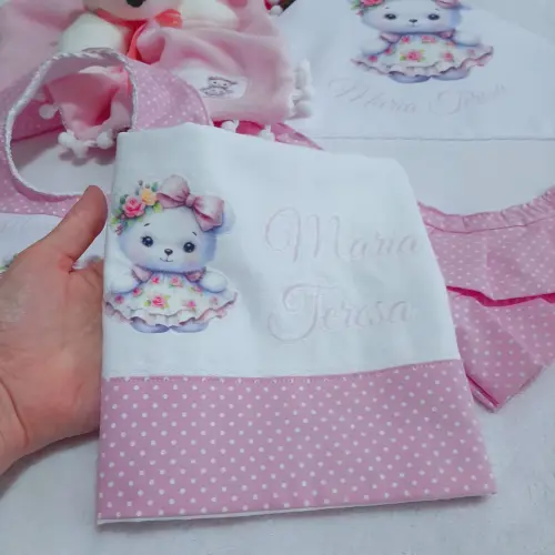 Kit Presente para bebê Ursinha Delicada: manta, babeiro, babita 