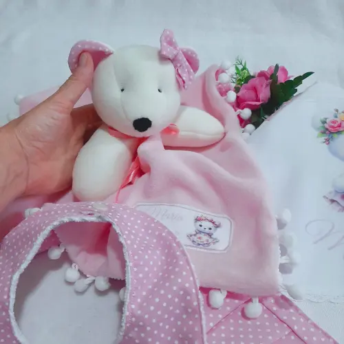 Kit Presente para bebê Ursinha Delicada: manta, babeiro, babita 