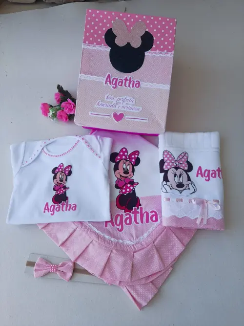 Caixinha Personalizada Presente para Bebê: cueiro body lacinho e toalhinha - Mimos na Caixa