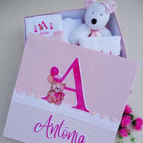 Caixinha Presente Bebê Personalizada - Naninha, babitas, toalhinha e toalha de banho