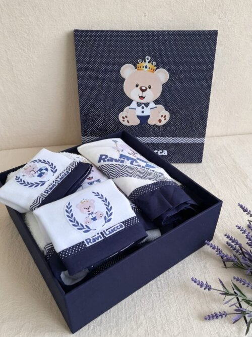 Kit Presente Bebê Personalizado - Toalha de Banho, Cueiro Flanelado, Babitas e Caixa Exclusiva - Tema Ursinho Príncipe Azul Marinho