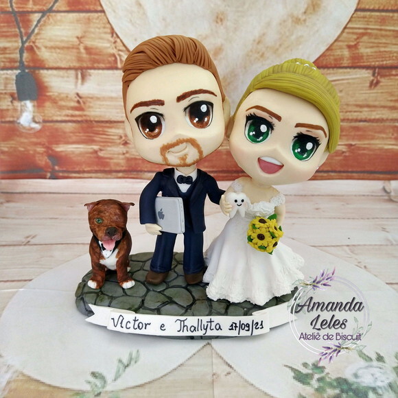 Noivinhos Chibi com Cachorro e Notebook