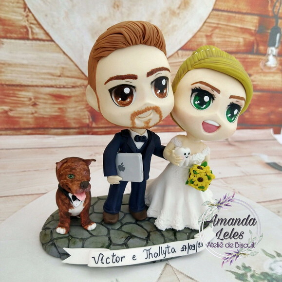 Noivinhos Chibi com Cachorro e Notebook