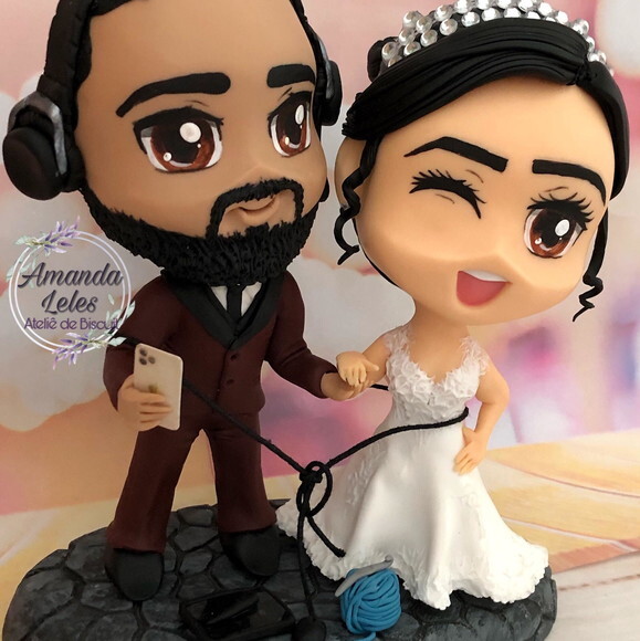 Noivinhos Chibi com Celular e fones de ouvido