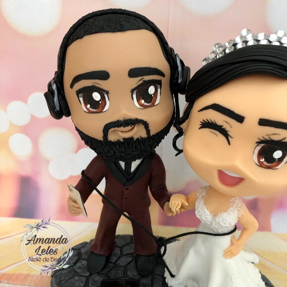 Noivinhos Chibi com Celular e fones de ouvido