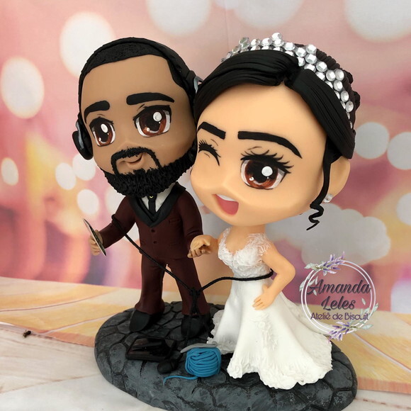 Noivinhos Chibi com Celular e fones de ouvido
