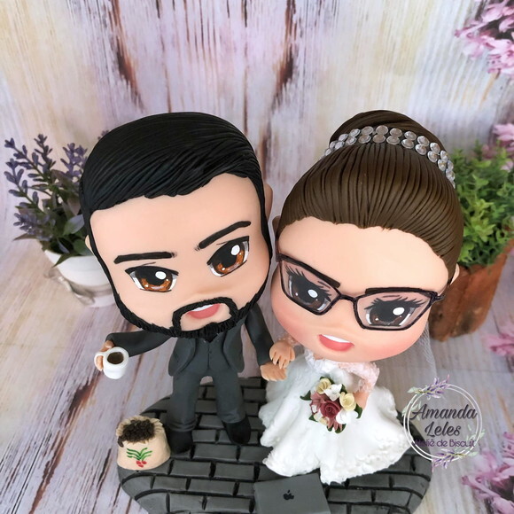 Noivinhos Chibi com Notebook e Café