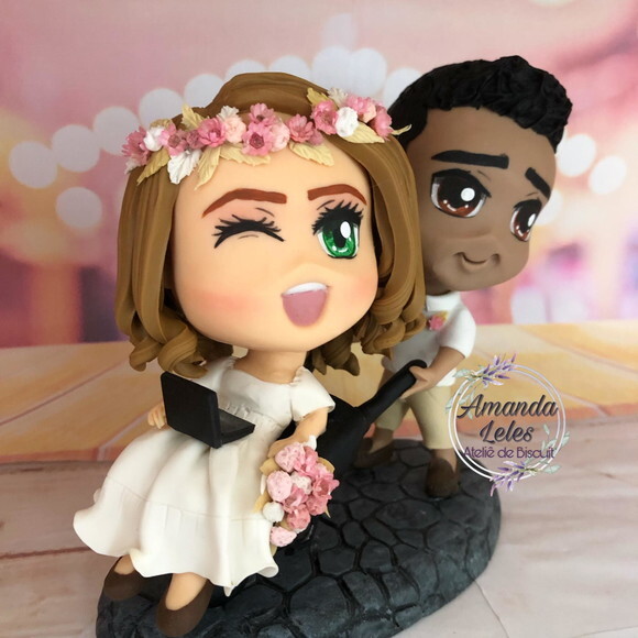 Noivinhos Chibi com Notebook e carrinho de mão