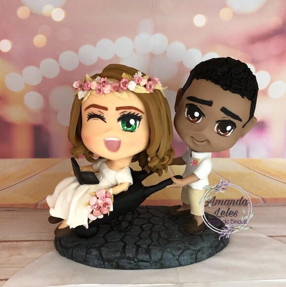 Noivinhos Chibi com Notebook e carrinho de mão