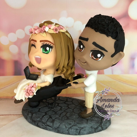 Noivinhos Chibi com Notebook e carrinho de mão