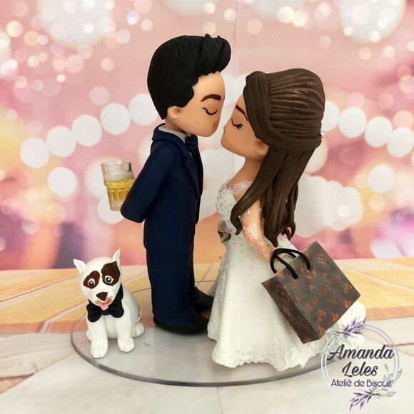 Noivinhos Fofinho se beijando com Pet chopp e sacola de comp