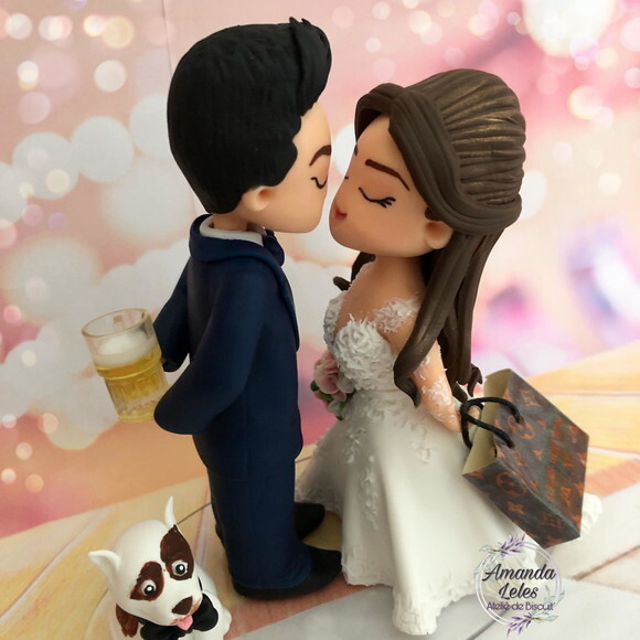 Noivinhos Fofinho se beijando com Pet chopp e sacola de comp