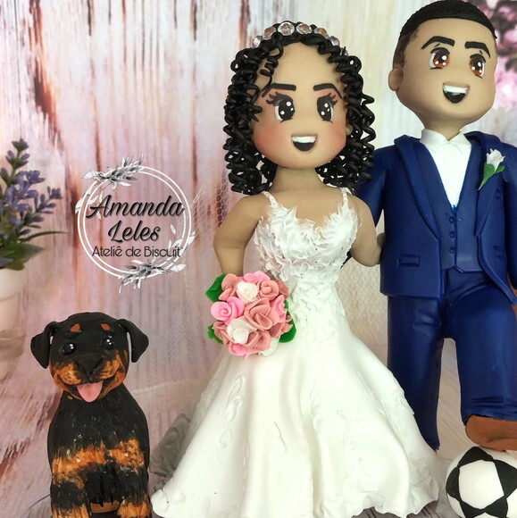 Noivinhos fofinhos com cachorrinho e bola