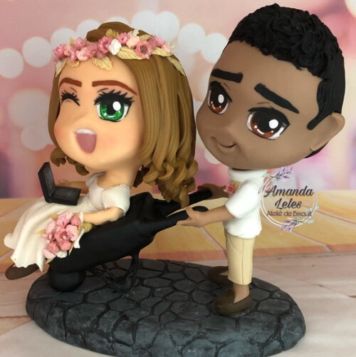 Noivinhos Chibi com Notebook e carrinho de mão