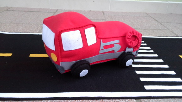 Caminhão de bombeiros em feltro
