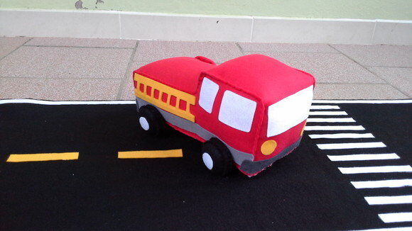Caminhão de bombeiros em feltro