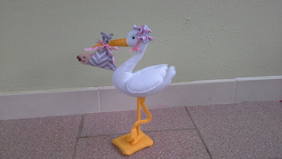 Cegonha com bebê de feltro