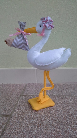 Cegonha com bebê de feltro