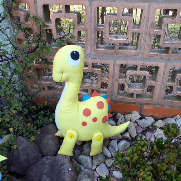 Dinossauro de pano amarelo