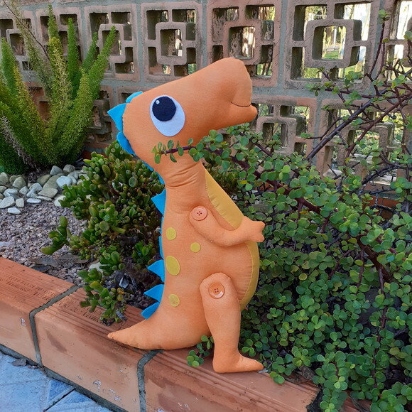 Dinossauro de pano laranja