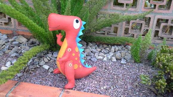 Dinossauro laranja de feltro