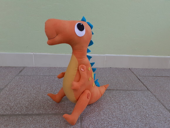 Dinossauro de pano laranja