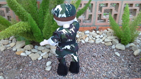 Menino militar em feltro