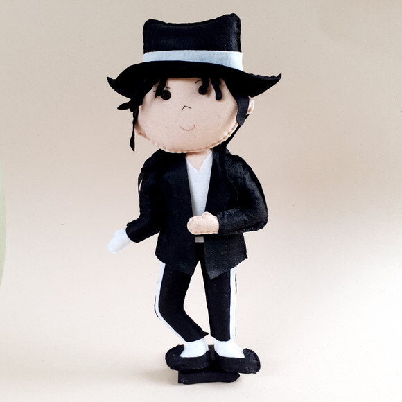 Michael Jackson com Roupa Preta