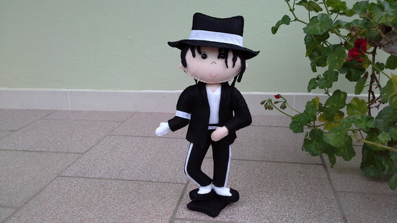 Michael Jackson com Roupa Preta