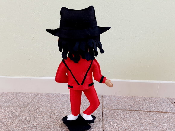 Michael Jackson com Roupa Vermelha