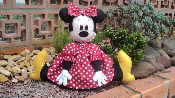 Minnie Sentada