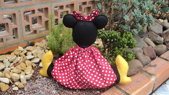 Minnie Sentada