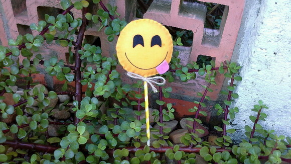 Pirulito Emoji Lambendo a Boca