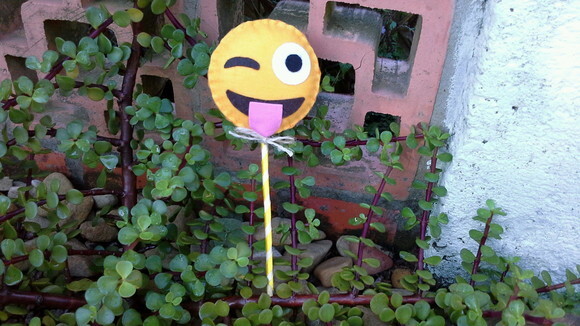 Pirulito Emoji com Língua de Fora