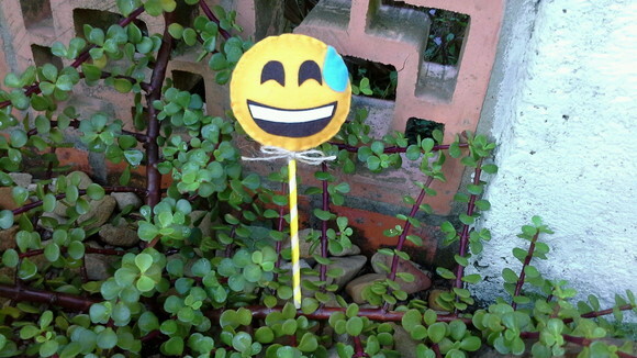 Pirulito Emoji Sorridente com Suor