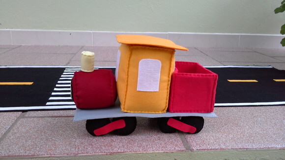Trem em feltro