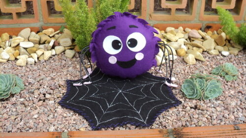 Aranha e Teia de Aranha em Feltro