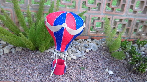 Balão em feltro com fitas