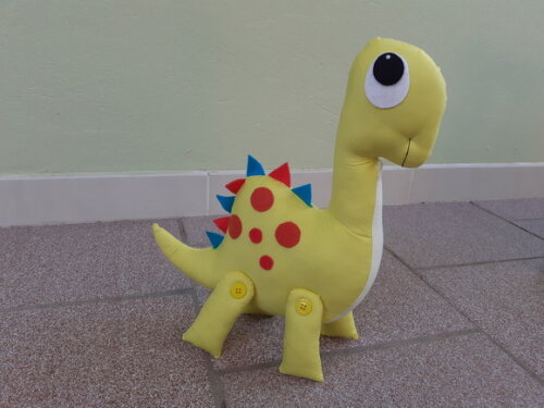 Dinossauro de pano amarelo