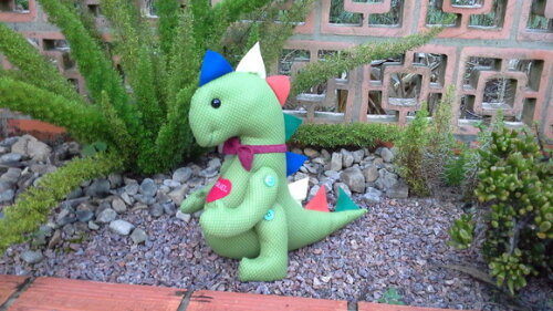 Dinossauro de pano personalizado com gravatinha