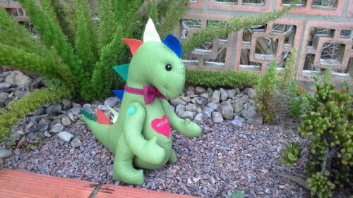 Dinossauro de pano personalizado com gravatinha