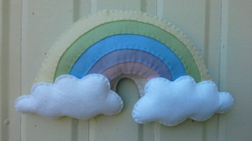 Kit Arco Íris e Nuvens com Chuva de Corações Candy Color