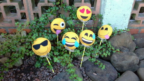 Kit Pirulitos Emoji em Feltro 6 Peças